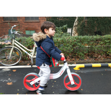 bici per bambini senza pedali per la passeggiata dei bambini piccoli